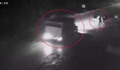 Bursa'da kamyonetin altında kalmaktan son anda kurtuldular! O anlar kamerada...