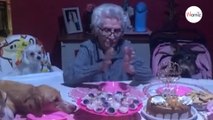 Frau wird 89 Jahre alt und feiert ihren Geburtstag mit ihren geliebten Hunden