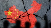China sufre un triple golpe que deja a su economía sin respiración y sacude las bolsas mundiales