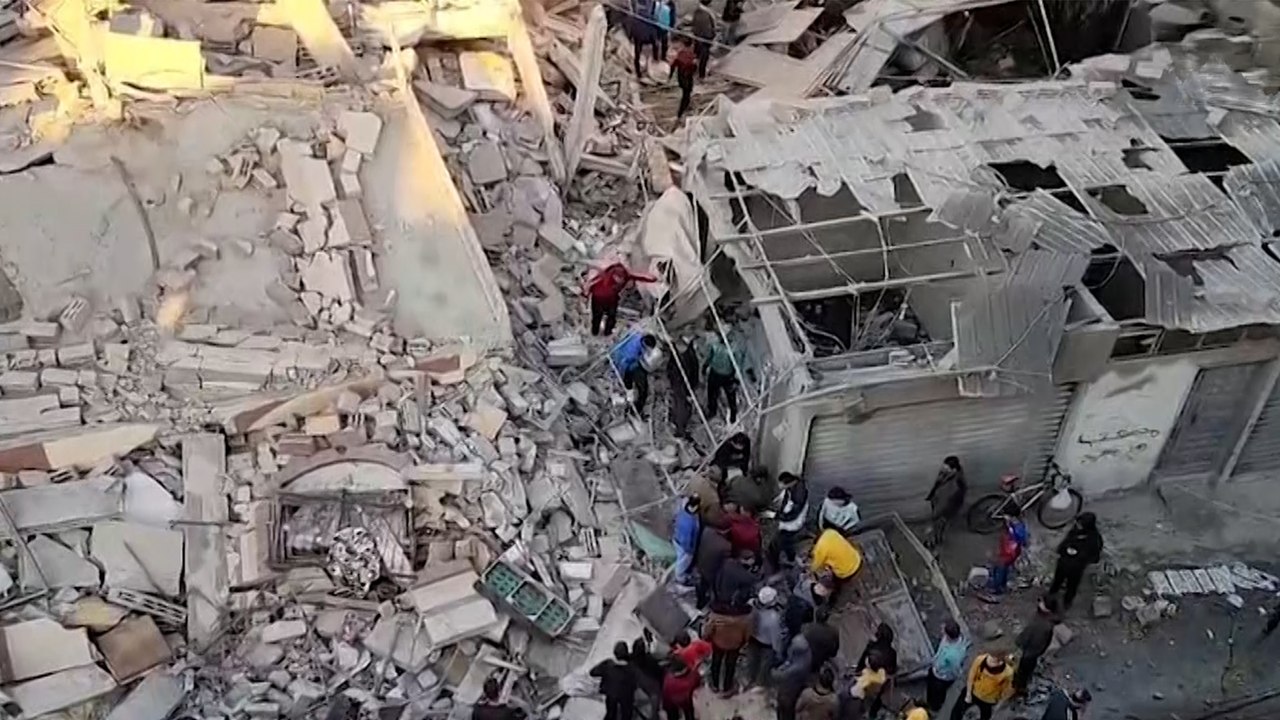 قصف إسرائيلي عنيف استهدف منزلا بدير البلح خلف ش...