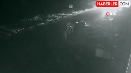Saniyelerle ölümden döndüler...İterek götürdükleri araca kamyonet böyle çarptı