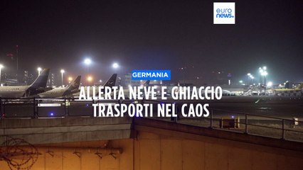 Скачать видео: Germania: trasporti nel caos per l'allerta neve e ghiaccio, centinaia i voli cancellati