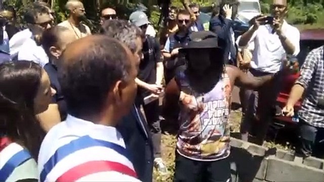 Gérald Darmanin mouille la chemise aux côtés des habitants sinistrés de l'Etang Saint-Paul