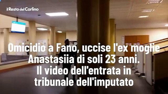 Omicidio a Fano, uccise l'ex moglie Anastasiia di soli 23 anni. Il video dell'entrata in tribunale dell'imputato