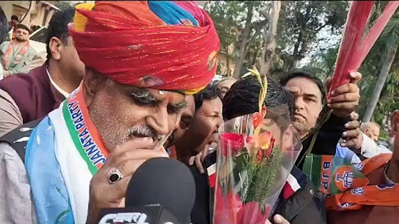 महापुरुषों के अलावा अन्य की मूर्तियां लगाना अनैतिक