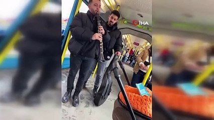 Bursa metrosunda ağlayan bebeği klarnet ile uyuttular