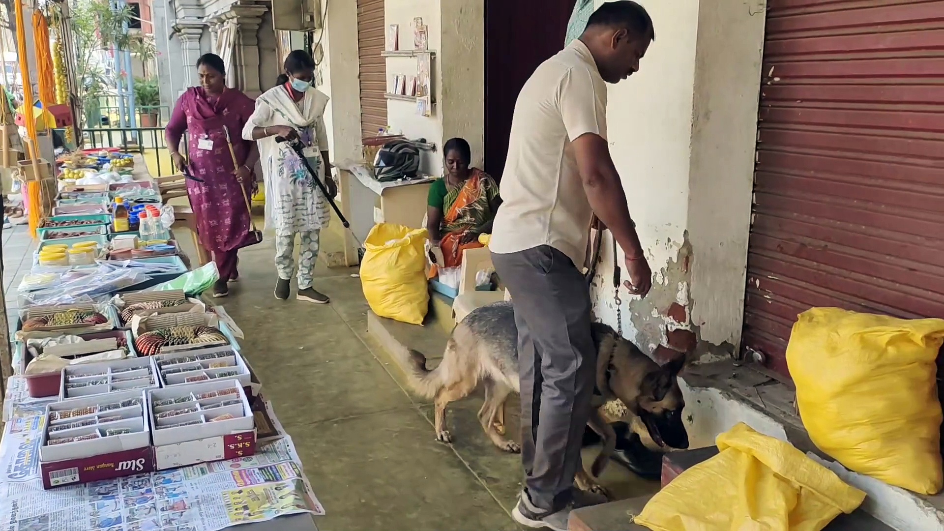 கோவையின் பல்வேறு பகுதிகளில் காவல் துறையினர் வெடிகுண்டு பரிசோதனை