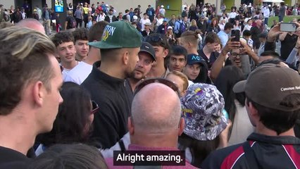 Télécharger la video: Kyrgios swamped by fans at Australian Open