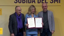 Díaz firma con CCOO y UGT el acuerdo para la subida del SMI a 1.134 euros al mes