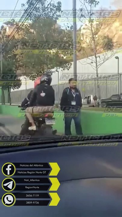 Motociclistas usan la banqueta de la Calzada La Paz como vía exclusiva (vídeo cortesía)