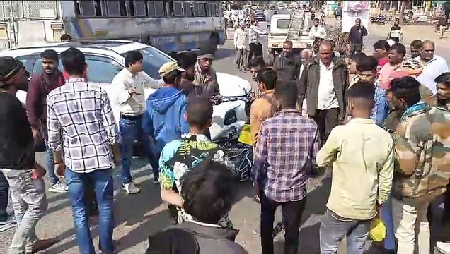 कार की टक्कर से बाइक चालक घायल, लोगों ने घायल को जिला चिकित्सालय पहुंचाया