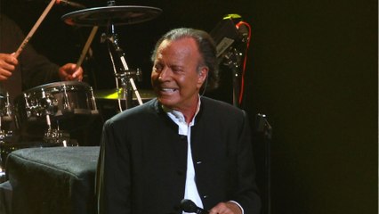 GALA VIDEO - Julio Iglesias arrêté à l’aéroport : la raison est étonnante !