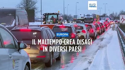 Скачать видео: Allerta maltempo in Europa: Oslo chiude l'aeroporto, a Francoforte cancellati 700 voli