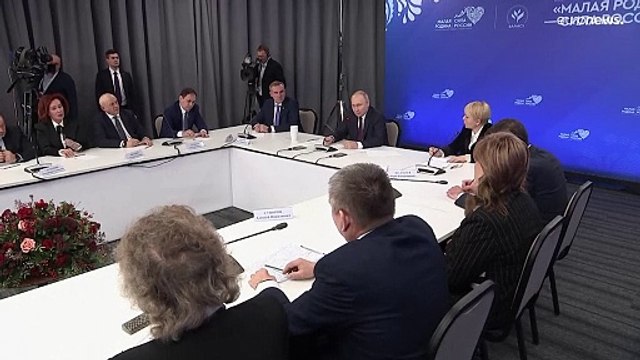 شاهد: بوتين يجمع أكثر من مليوني توقيع لدعم إعادة انتخابه رئيسا لروسيا