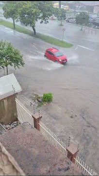 Chuva acompanhada por raios provoca alagamentos em diferentes pontos de Curitiba