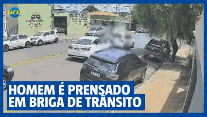 Motorista é prensado entre carros após briga de trânsito em Uberlândia