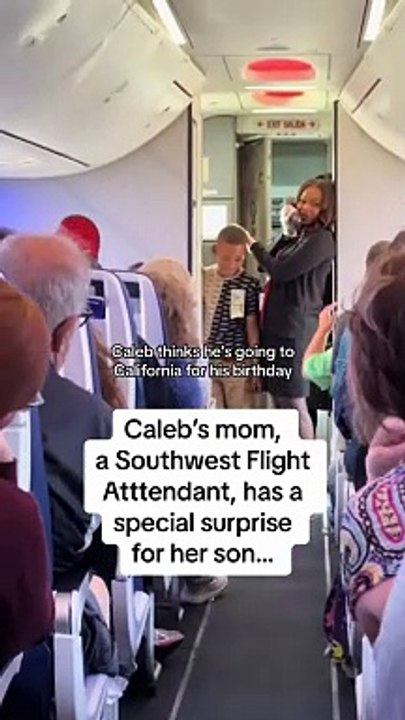 Hospedeira de bordo 'convoca' passageiros para surpreender filho. O vídeo