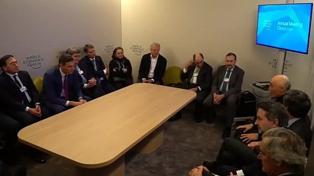 Sánchez se hace la foto con la 'cúpula del Ibex 35' en Davos sin hablar de los impuestos a la banca y energéticas