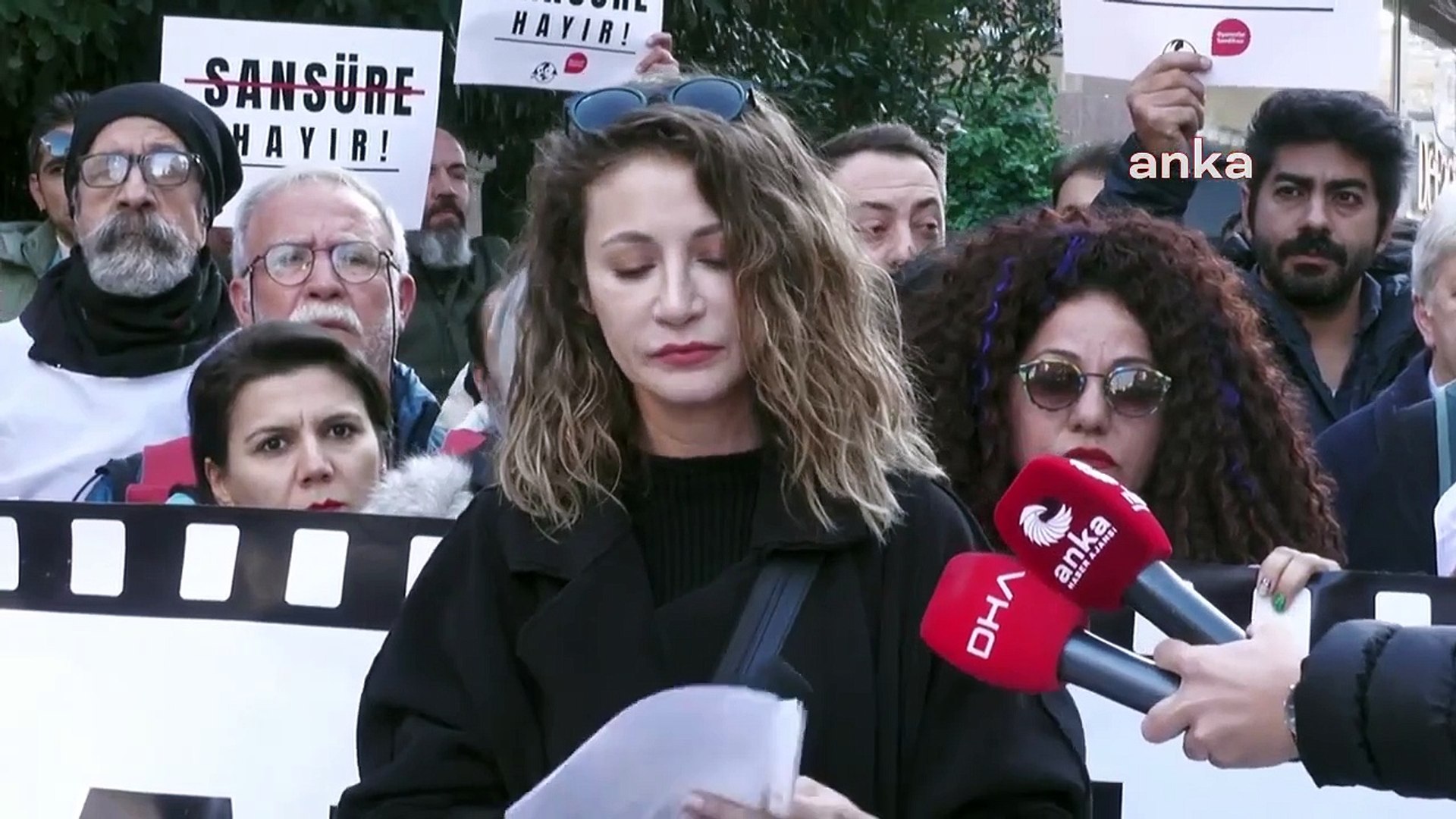 ⁣Oyunculardan Kadıköy'de 'Kızıl Goncalar' protestosu