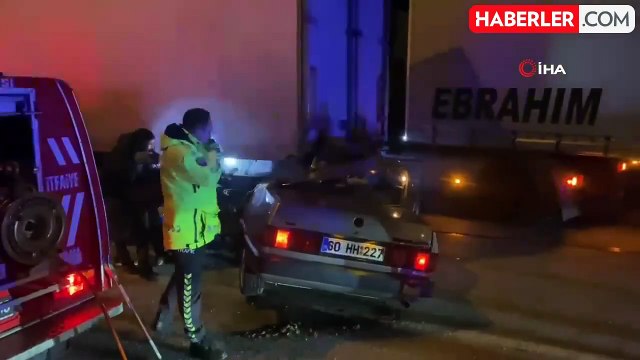 Tokat'ta Tofaş otomobil tıra ok gibi saplandı: Araçta sıkışan sürücüyü itfaiye kurtardı