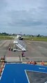Empleados del aeropuerto de Caxias do Sul en Brasil casi son alcanzados por una escalera de embarque