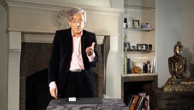 Magicien pour entreprise Paris magie close up explique un tour de cartes LA TRICHE AU POKER CHINOIS