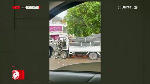 Tras accidente tránsito un conductor quedó atrapado entre los fierros en la avenida Virgen de Cotoca