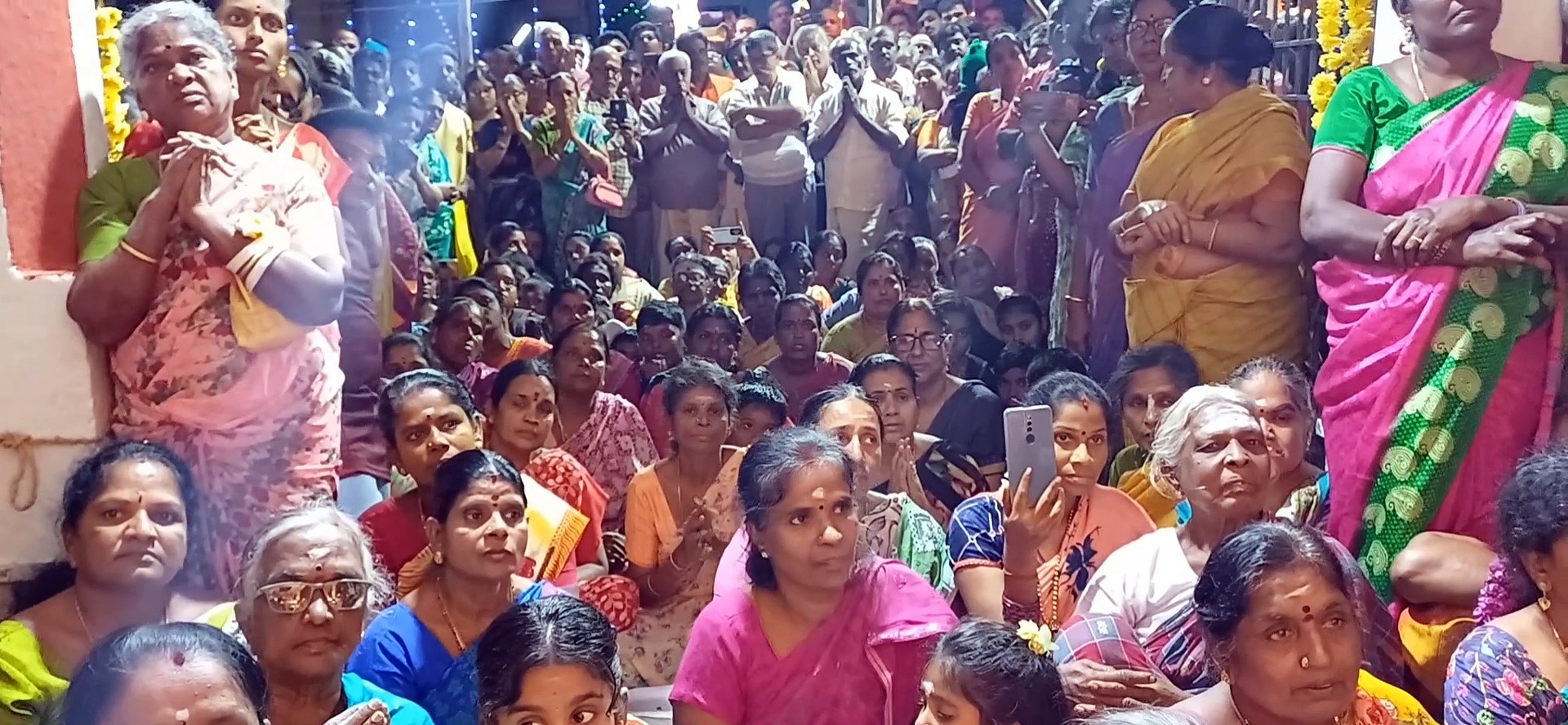 வள்ளி, தெய்வானை தாயாருடன் திருத்தணியில் வீதி உலா வந்த முருக பெருமான்; பக்தர்கள் மனமுருகி வழிபாடு 