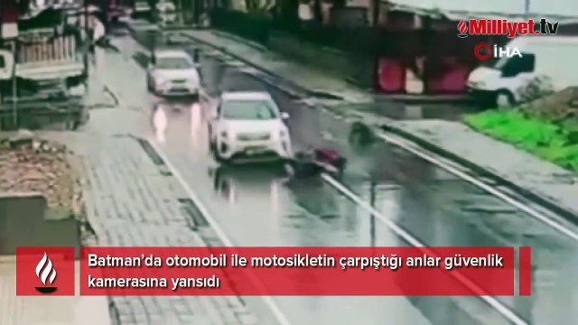 Batman’da otomobil ile motosikletin çarpıştığı anlar güvenlik kamerasına yansıdı