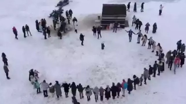 Buz tutan Çıldır Gölü, tatilcilerin eğlence mekanı oldu