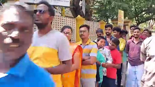 10 ரூபாய்க்கு சிக்கன் பிரியாணி; ஆஃபர் பிரியாணியை வாங்க ஆயிரக்கணக்கில் குவிந்தவர்களால் போக்குவரத்து பாதிப்பு