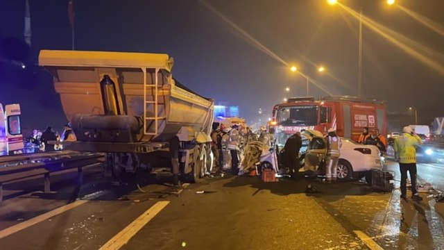 Otomobil, yol kenarına bırakılan kamyon damperinin altına girdi