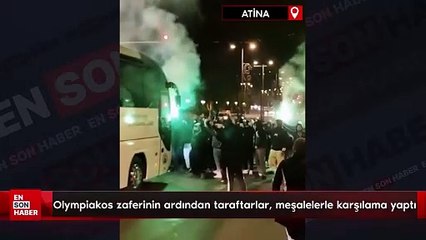 Olympiakos zaferinin ardından taraftarlar, Atina'da meşalelerle karşılama yaptı