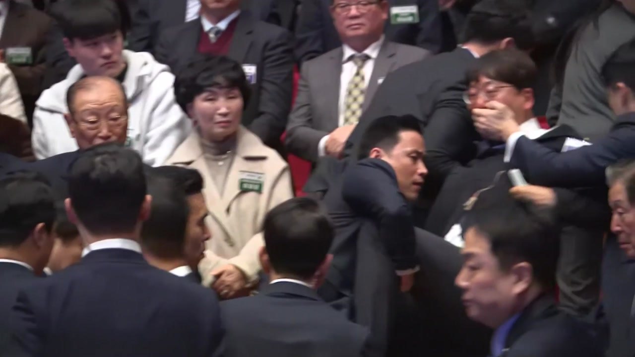 강성희 의원 "尹에 국정 기조 바꾸라고 했다가 행사장서 쫓겨나" / YTN