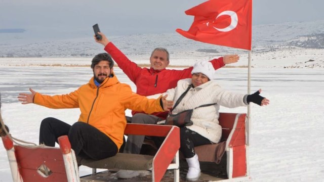 Buz tutan Çıldır Gölü, tatilcilerin eğlence mekanı oldu