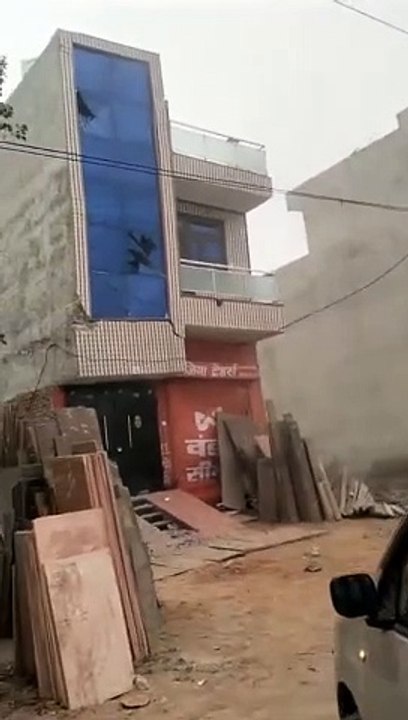 बेसमेंट खुदाई में लापरवाही: कुछ ही सेकंड में भरभराकर गिरा मकान, देखें वीडियो