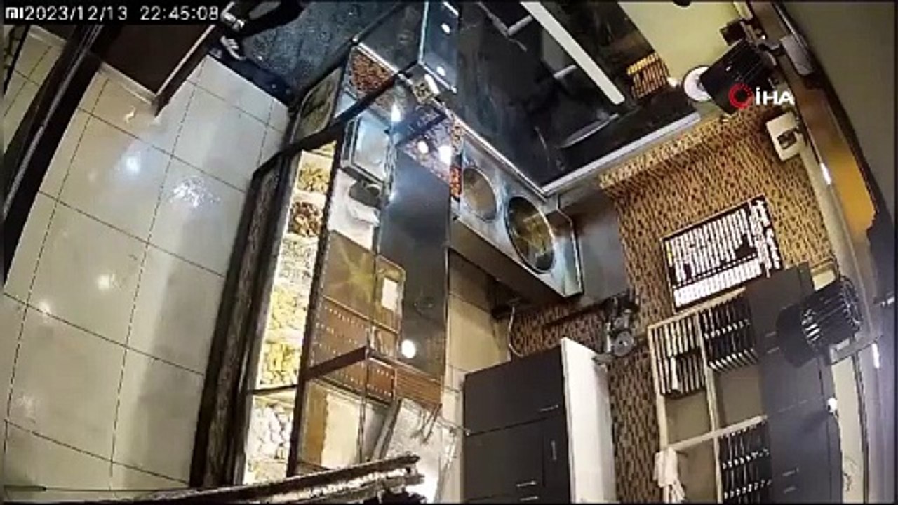 İstanbul’da tatlıcıda dehşet anları kamerada: Bekçilerin yakaladığı saldırganlar tutuklandı