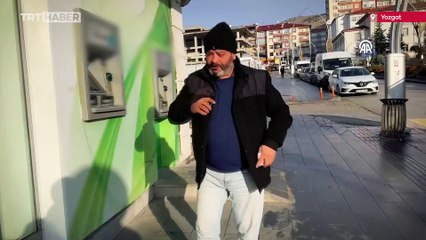 Bankaya çamurlu ayakkabısını çıkarıp girdi