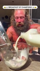 Kahvaltıda testis yiyen adam yok artık dedirtti! Testis, süt ve yulaf karışımını afiyetle yedi…