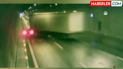 Tır kontrolden çıktı, tünel savaş alanına döndü! Korkunç kaza kameralarda