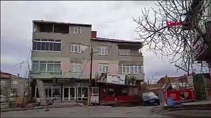 Ümraniye'de bitişik haldeki iki bina çöktü