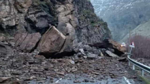 Hakkari-Çukurca yolunda heyelan yolu kapadı