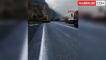 Çukurca kara yolu heyelan nedeniyle trafiğe kapandı