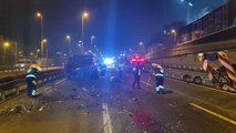 İstanbul'da lüks otomobil yol çalışması yapan belediye aracına çarptı; 4 işçi ile sürücü yaralandı