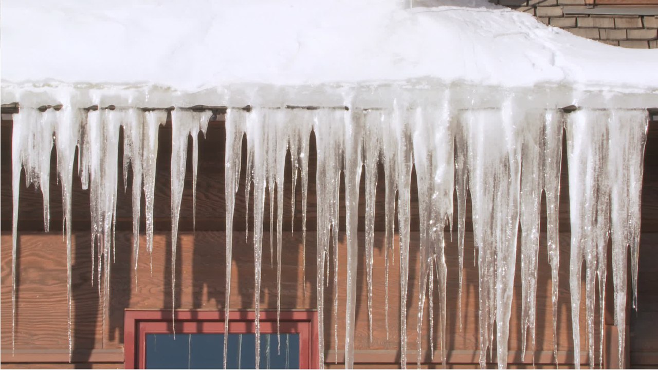 Eis und Schnee: Feuchteschäden am Haus vermeiden