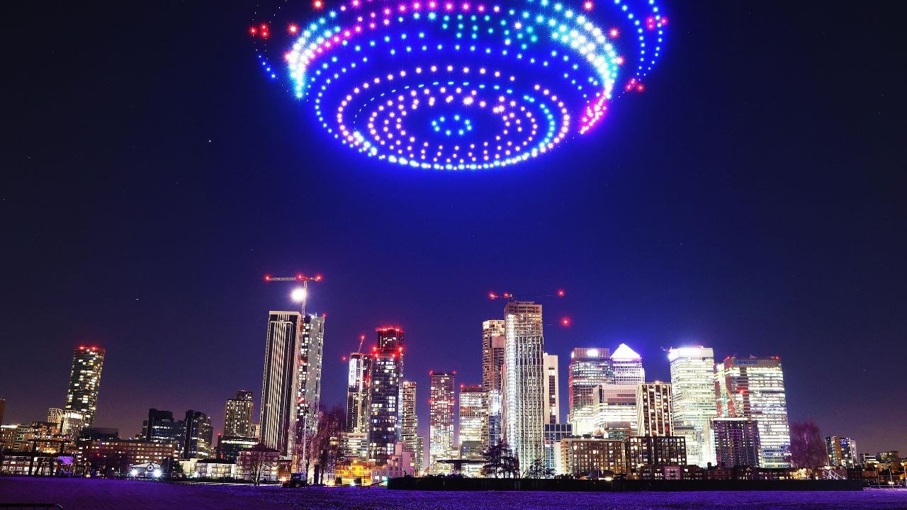 Mysterious spaceship takes to skies of London