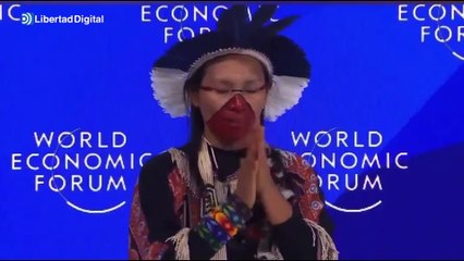 El momento surrealista con una hechicera en mitad del foro de Davos