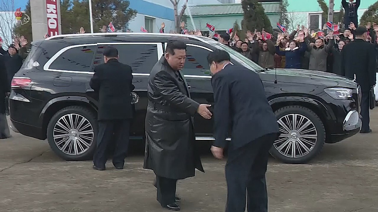 또 '벤츠' 탄 김정은, 이번엔 SUV...구멍 뚫린 대북제재 / YTN