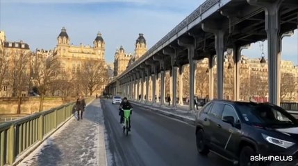 Parigi sotto la neve, gioia per i turisti ma disagi alla circolazione