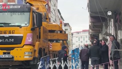 Скачать видео: İnşaat temelinde toprak kayması, iki bina tahliye edildi